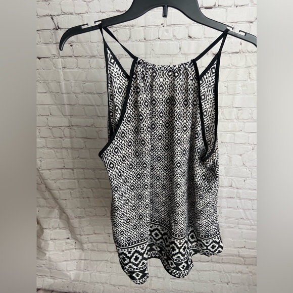 IZ Byer Womens Black White Patterned Sleeveless Flowy Tank - Picture 2 of 3